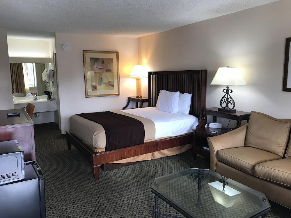 Quality Inn Tampa Lake Magdalene Exterior photo
