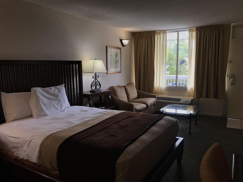 Quality Inn Tampa Lake Magdalene Exterior photo