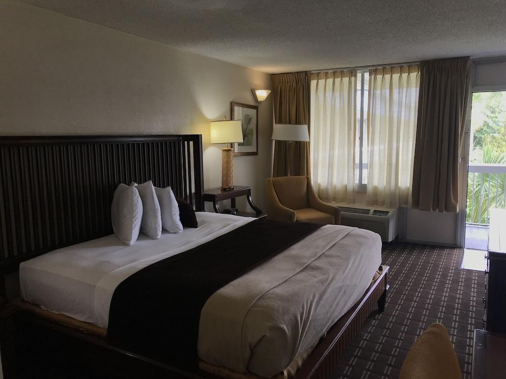 Quality Inn Tampa Lake Magdalene Exterior photo