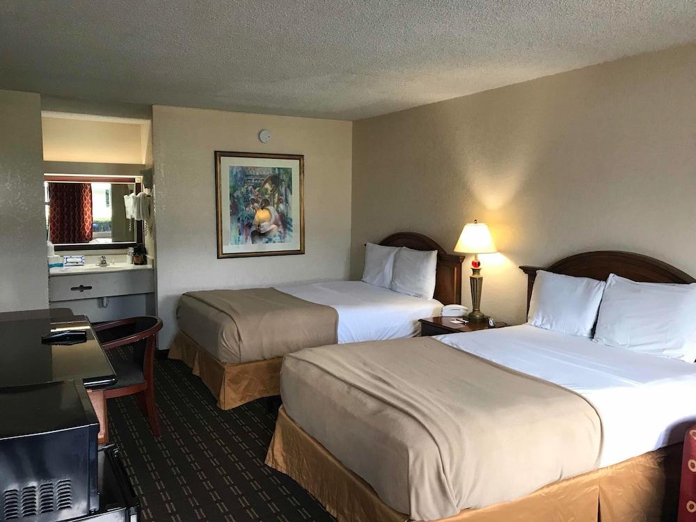 Quality Inn Tampa Lake Magdalene Exterior photo