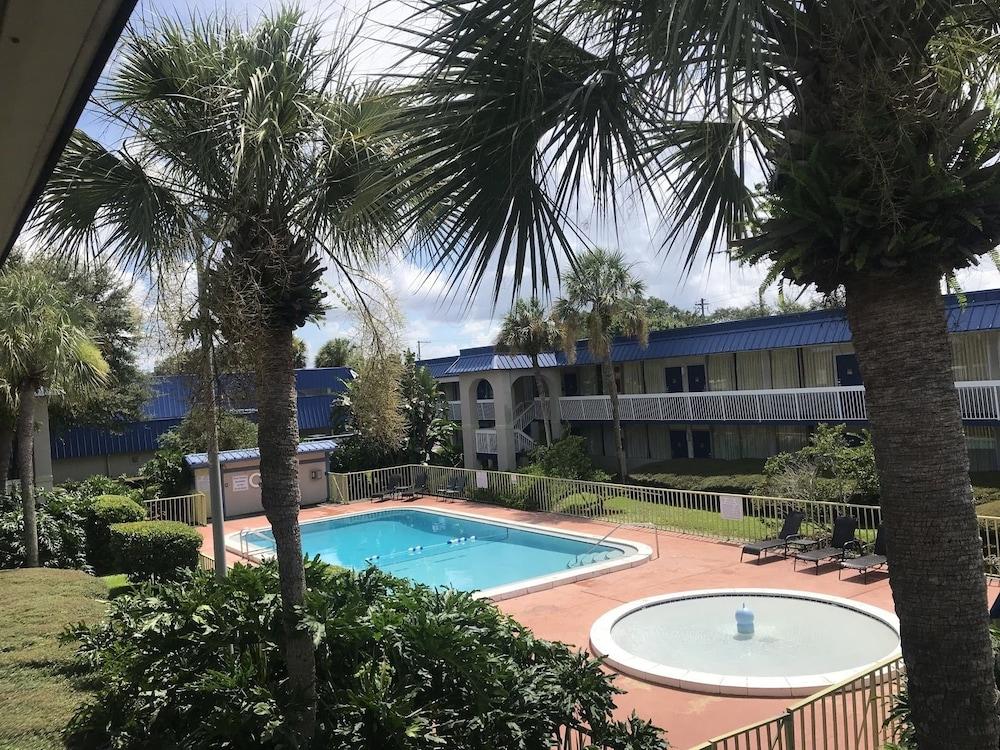 Quality Inn Tampa Lake Magdalene Exterior photo