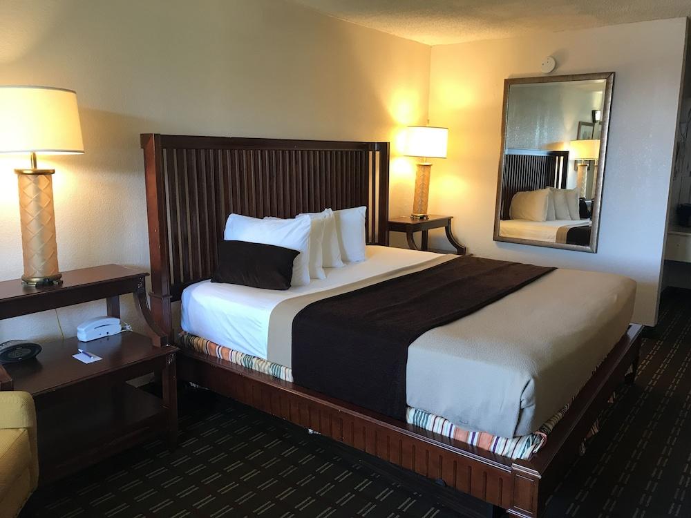 Quality Inn Tampa Lake Magdalene Exterior photo