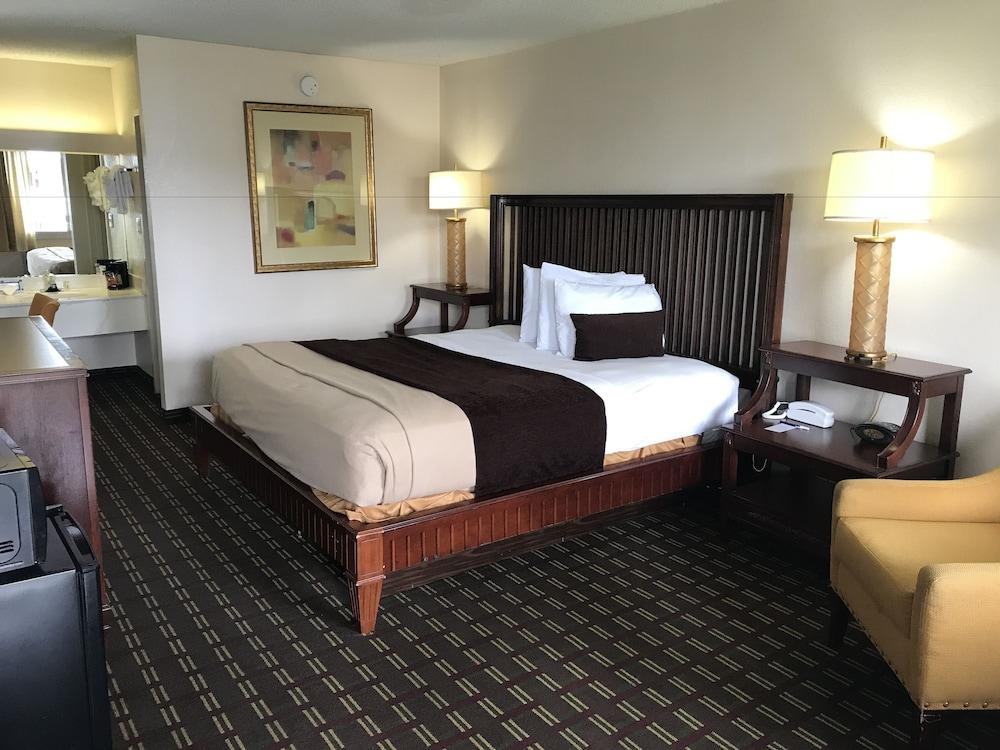 Quality Inn Tampa Lake Magdalene Exterior photo
