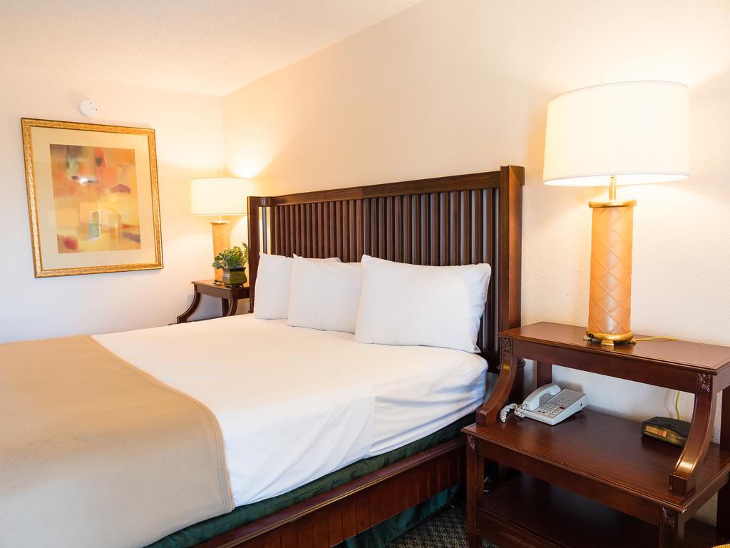 Quality Inn Tampa Lake Magdalene Exterior photo