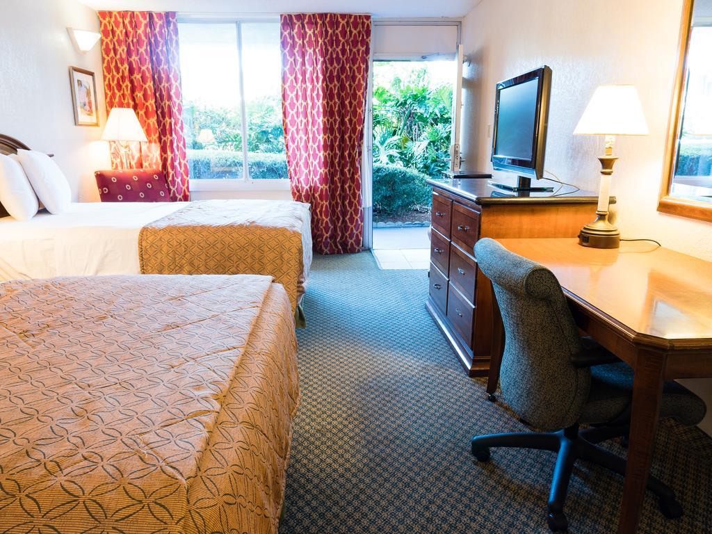 Quality Inn Tampa Lake Magdalene Exterior photo