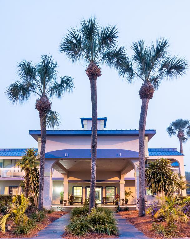 Quality Inn Tampa Lake Magdalene Exterior photo